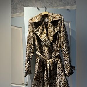 Trench coat. Size medium.